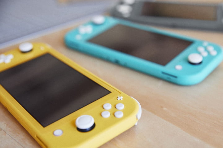 Tres consolas Nintendo Switch Lite en color amarillo, azul y gris.