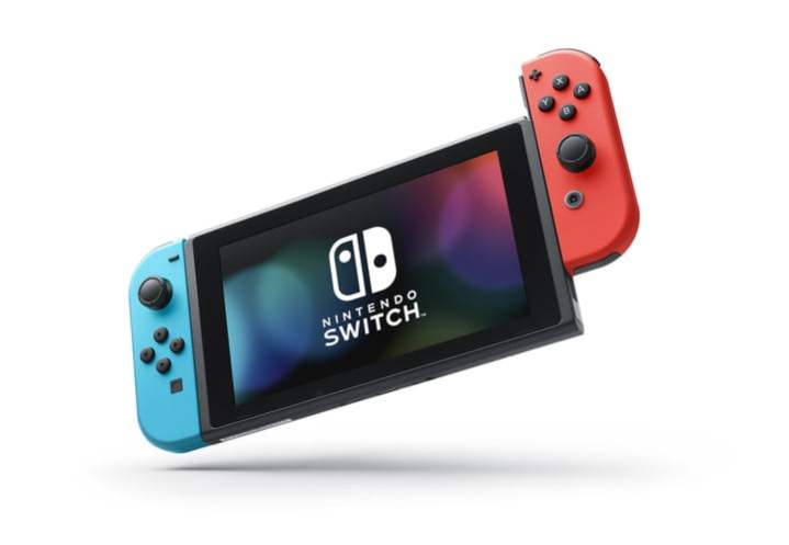 Consola Nintendo Switch en sus clásicos colores azul y rojo.