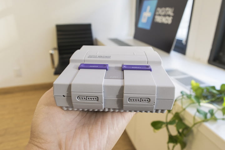 SNES Classic Edition en la mano de una persona.