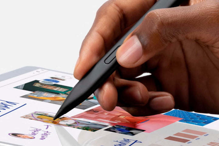 Una persona dibujando con el Surface Pen en una tableta.