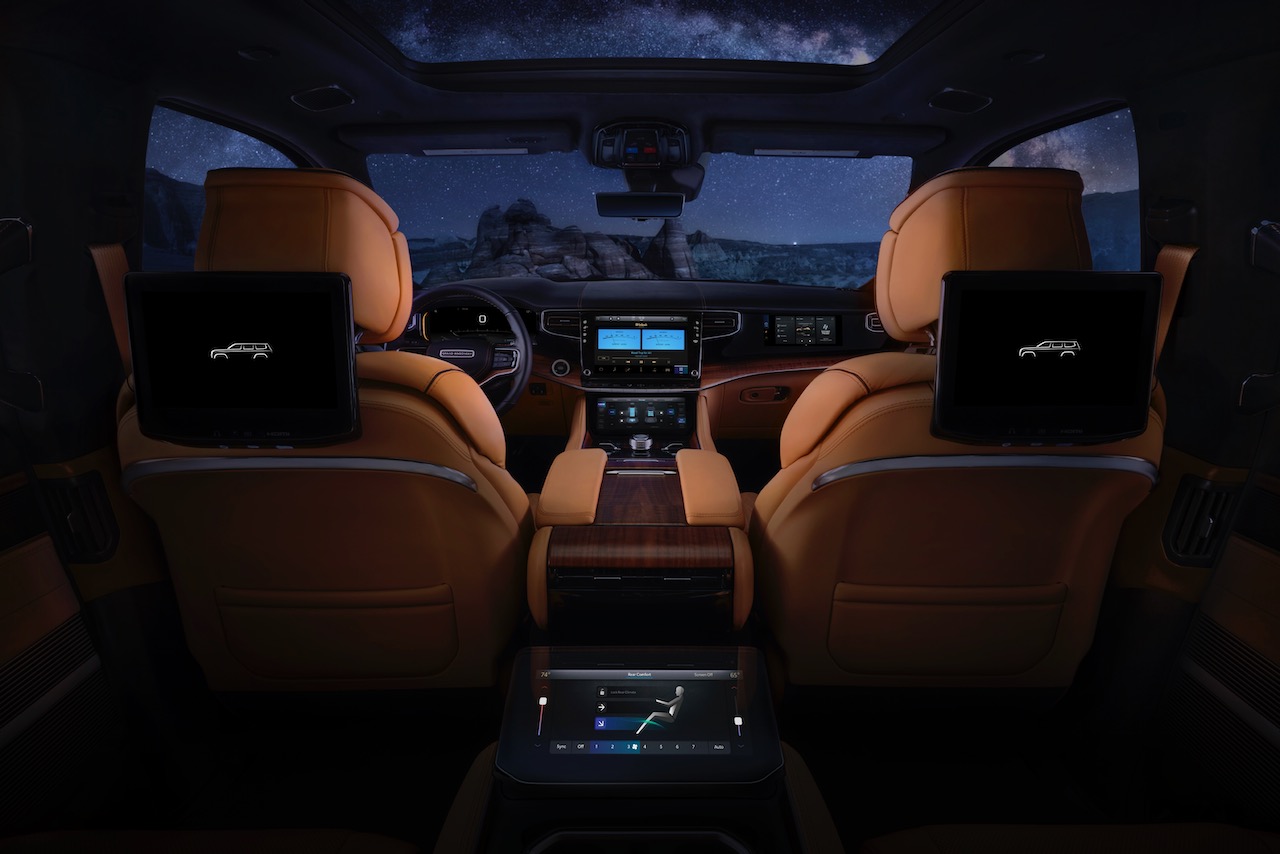 jeep grand wagoneer l nueva york 2023 features two 10 1 inch entertainment touchscreens with the available rear seat system  
