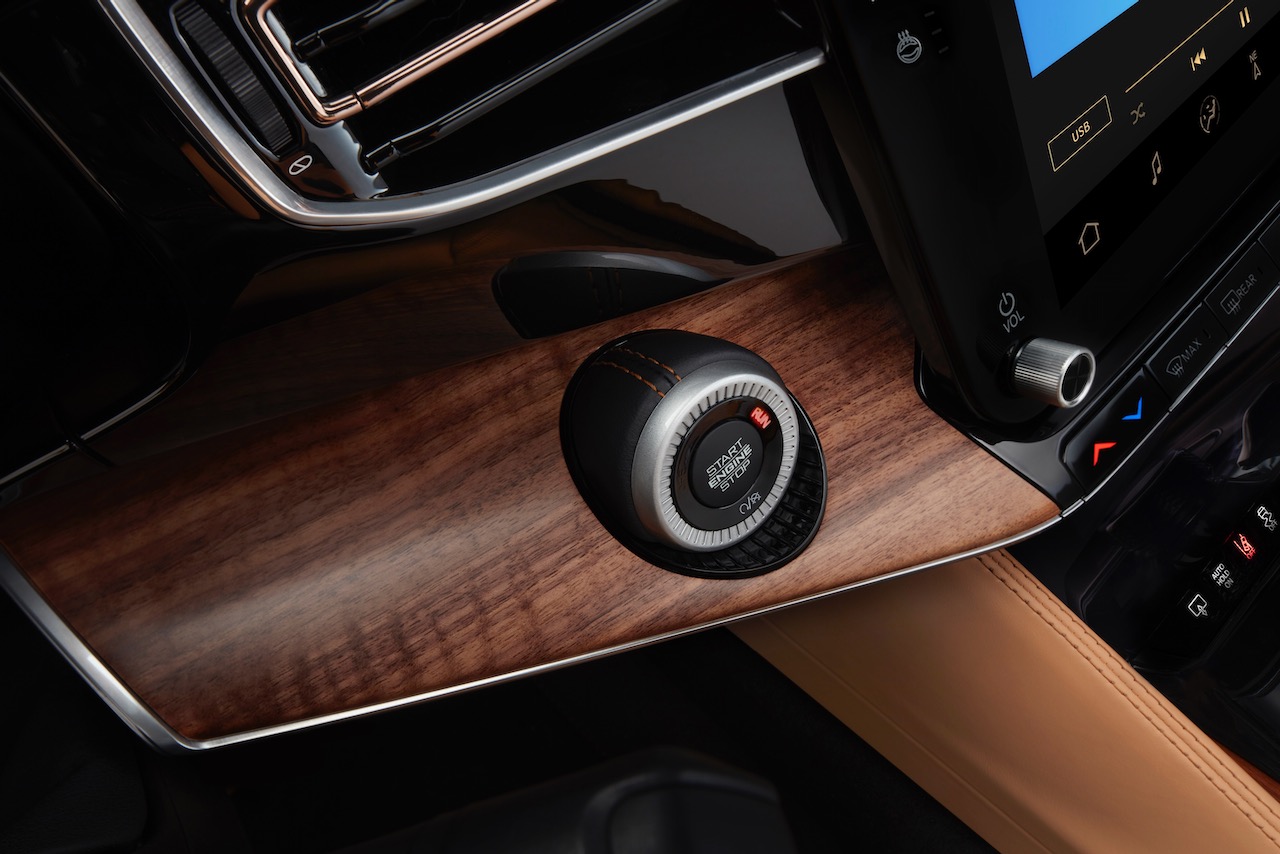 jeep grand wagoneer l nueva york 2023 features a start button that is surrounded by knurl patterned bezel and wrapped in leat
