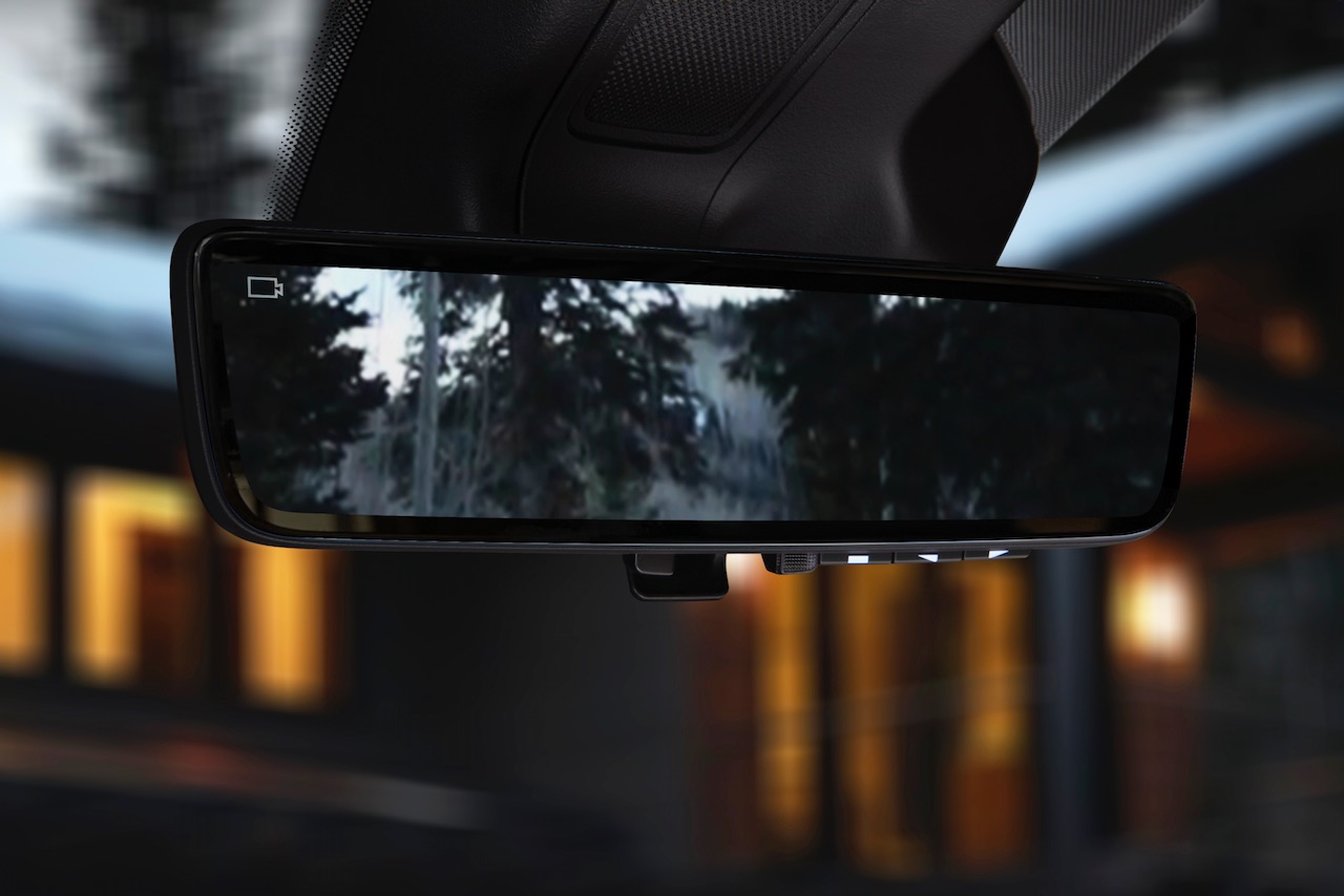 jeep grand wagoneer l nueva york 2023 features a fully digital rearview mirror providing an unobstructed rear view that enhan