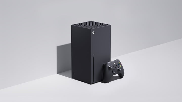 Consola Xbox Series X en color negro con su mando.