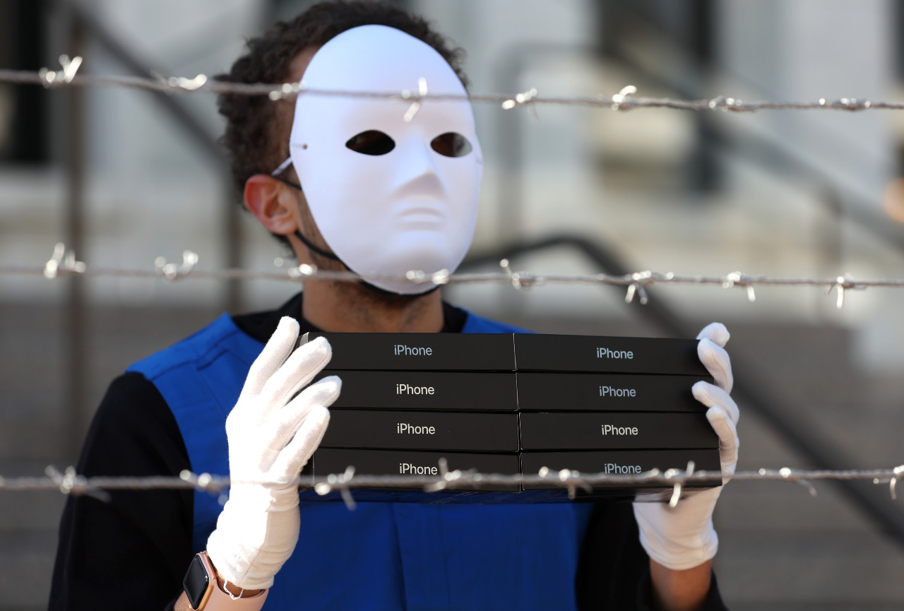 Enmascarado protesta contra Apple y los iPhone