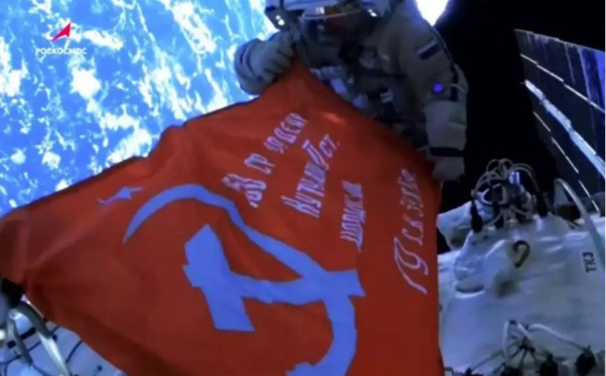 Cosmonautas rusos despliegan bandera de la Victoria en la ISS