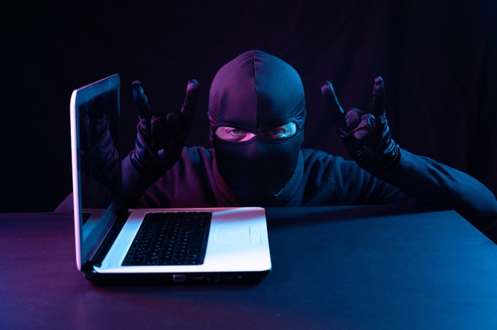 Hacker frente a un computador