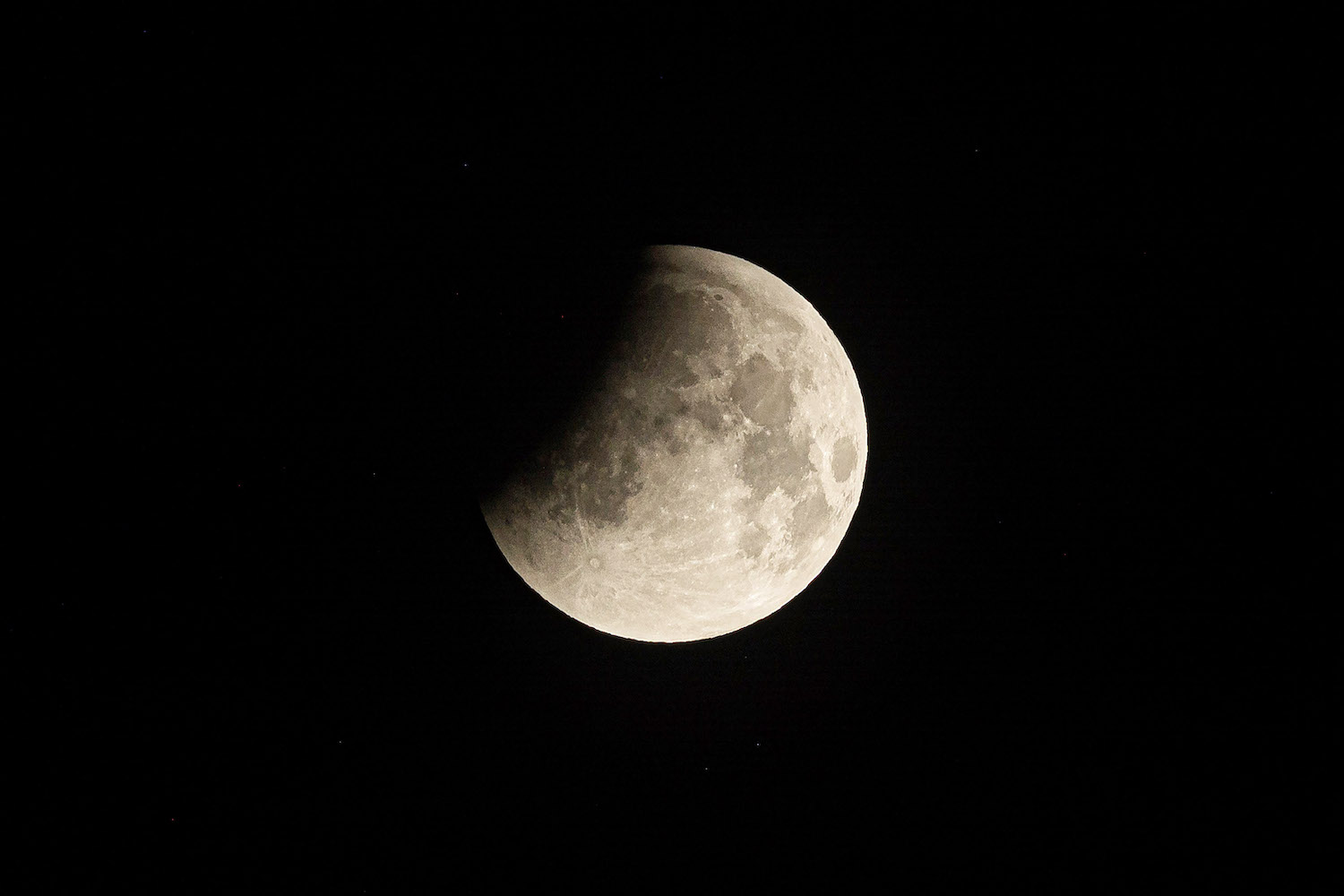 Eclipse lunar visto desde Málaga, madrugada del 16 de mayo de 2022.