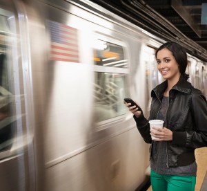 Los mejores planes de celular en EE.UU. – mujer con un celular en el metro de Nueva York.