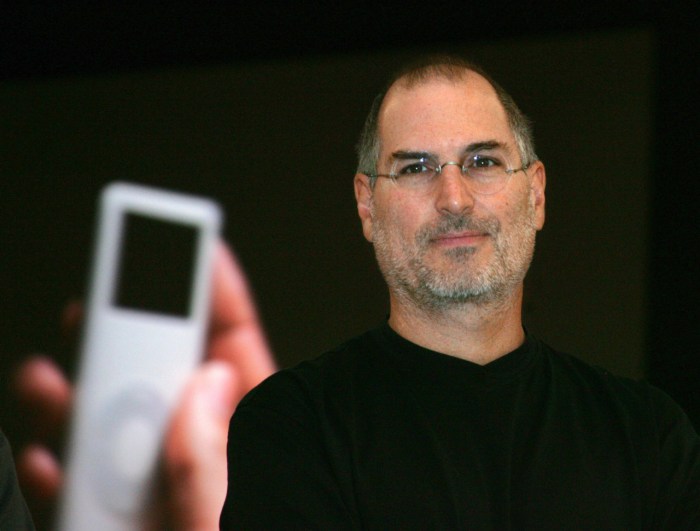 Steve Jobs sostiene y muestra un Ipod