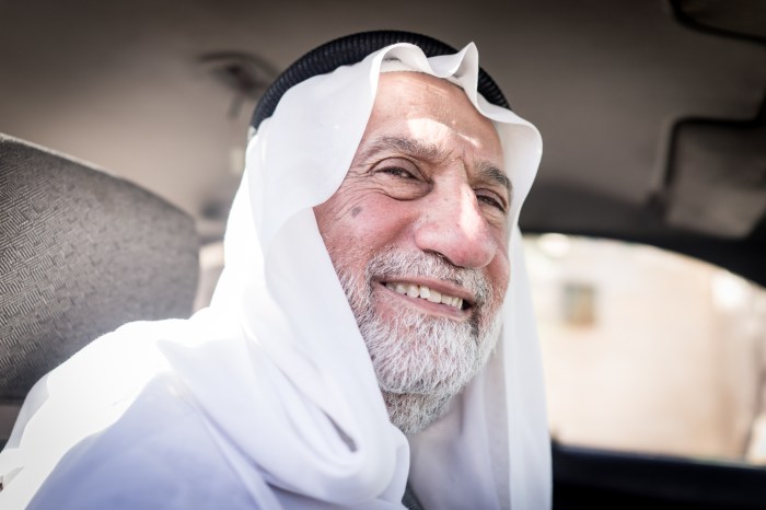 arabia saudita frenar envejecimiento senior man in car