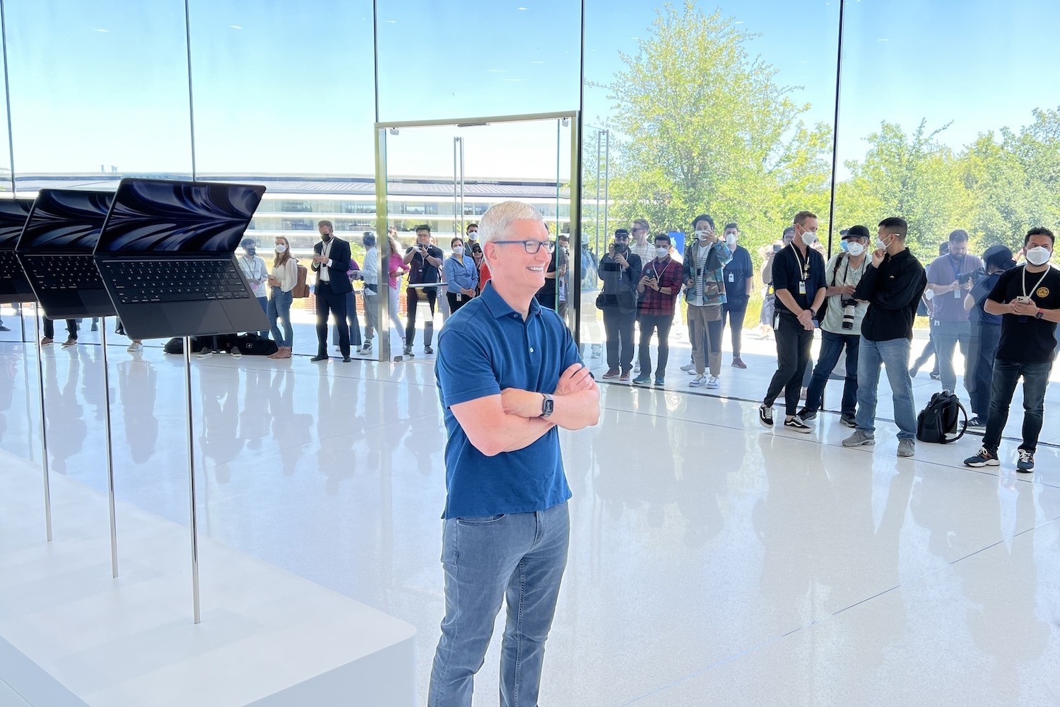 Tim Cook se acerca a saludar a la prensa al final de la Keynote WWDC 2022.