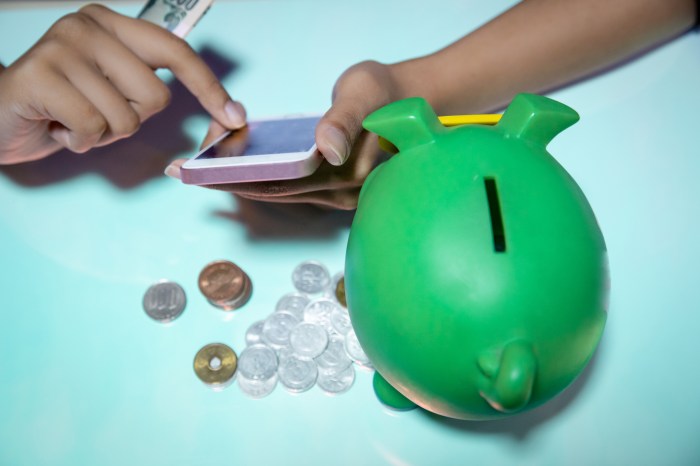 ranking datos moviles mas baratos caros del mundo 2022 woman counting money use smartphone with piggy bank