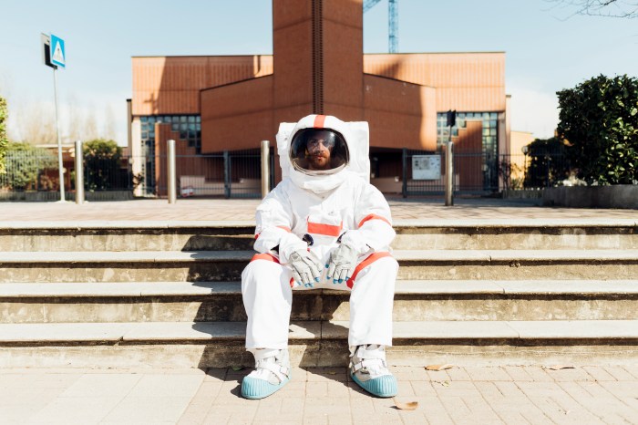 huesos humanos seis meses en el espacio desgasta 10 anos male astronaut in space suit sitting on steps during sunny day