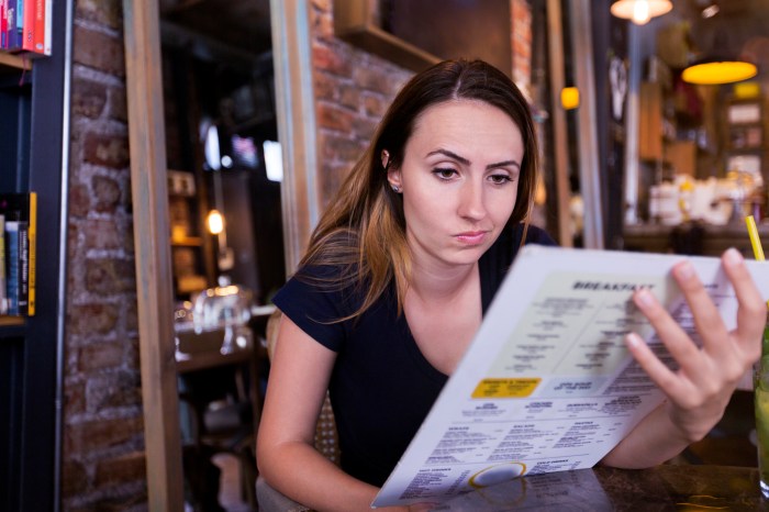 colocan resenas 1 estrella restaurantes google estafa beautiful young woman looking at menu
