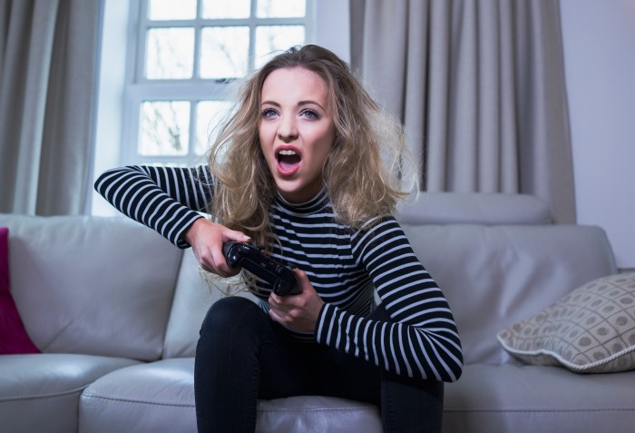 estudio oxford videojuegos no son problema bienestar woman playing with a games console