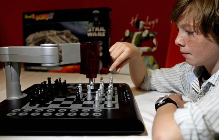 robot ajedrez rompe dedo nino en rusia a boy plays against the  2 roboti