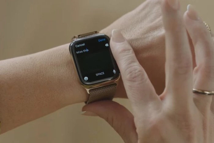 prime day ofertas relojes inteligentes typing on the apple watch