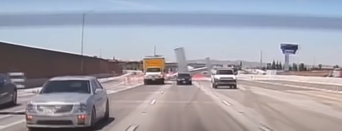 avion cae en california plena carretera avi  n se estrella