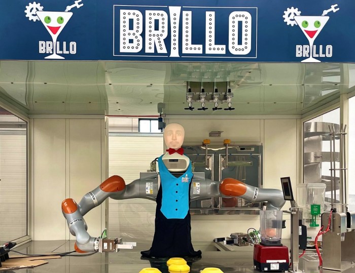 brillo robot barman italiano interactua humanos camarero