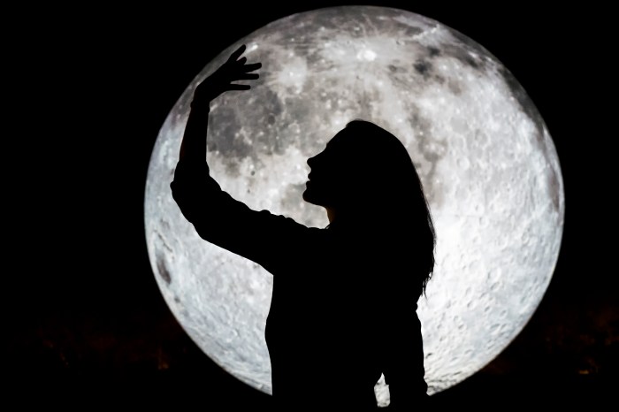 nasa 13 lugares para que una mujer pise la luna 2025 silhouette woman gesturing while standing against full moon in sky at ni