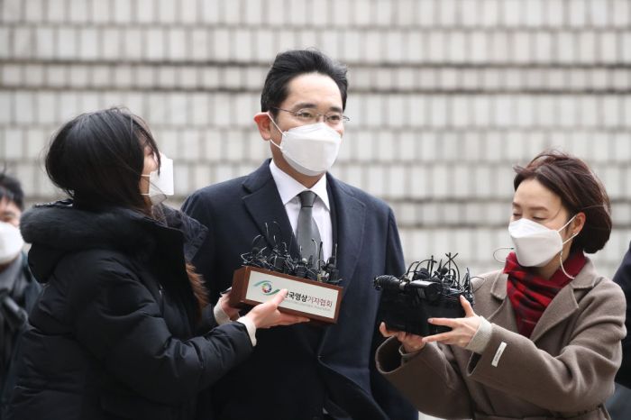 heredero samsung indultado corea del sur electronics vice chairman jay y  lee appears at court for verdict on corruption char