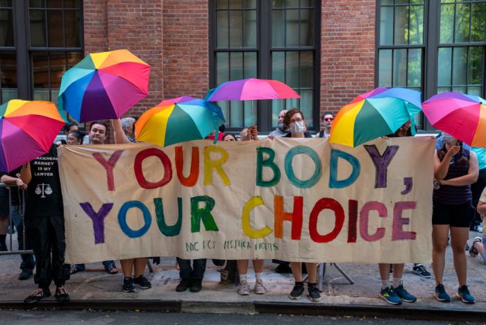 facebook mensajes aborto ilegal madre hija nebraska pro abortion rights protesters confront anti activists