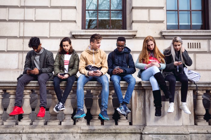 estudio adolescentes redes sociales pew research tiktok facebook youtube teenagers students using smartphone on a school brea