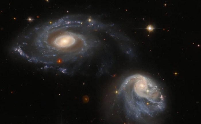 telescopio espacial hubble dos galaxias interaccion deformadas fuerza gravitacional arp madore 608 333