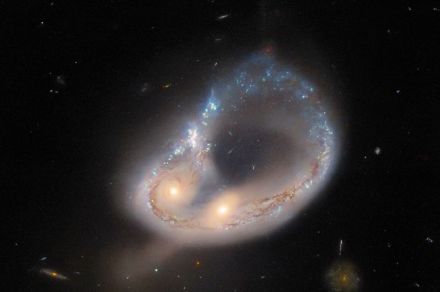 Genial anillo de galaxias en colisión frontal son capturadas por el Hubble