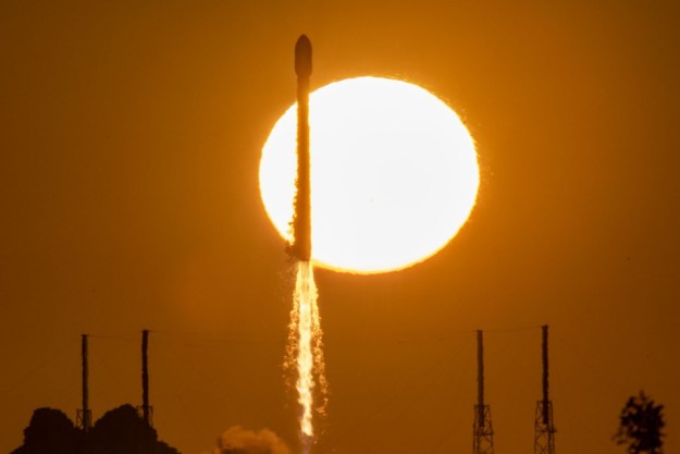la imagen mas hermosa del lanzamiento de un cohete falcon 9