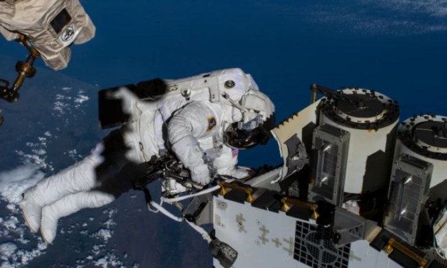 en vivo dos astronautas realizan primera caminata espacial