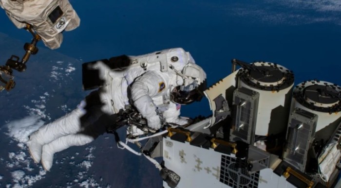en vivo dos astronautas realizan primera caminata espacial