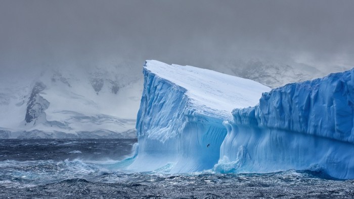 glaciar dia del juicio final antartida peligro derretimiento massive iceberg floating in antarctica