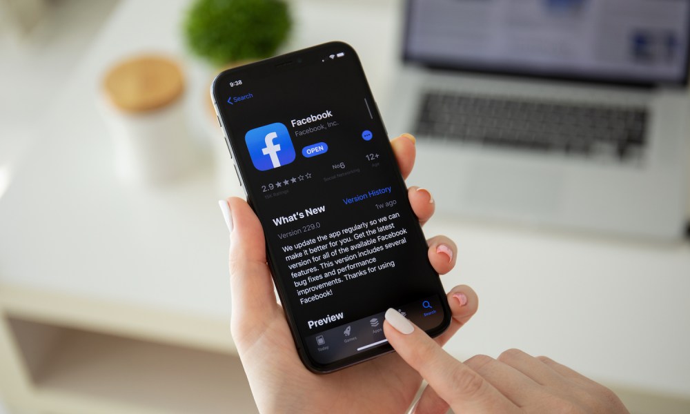 Cómo activar el modo oscuro de Facebook en iOS y Android.