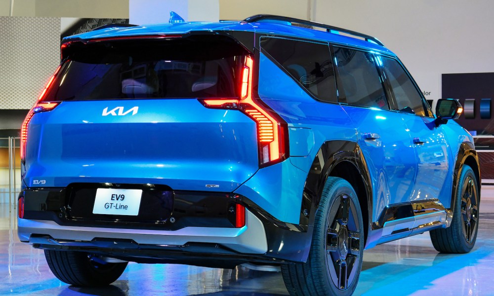 kia ev9 se presenta nyias 10