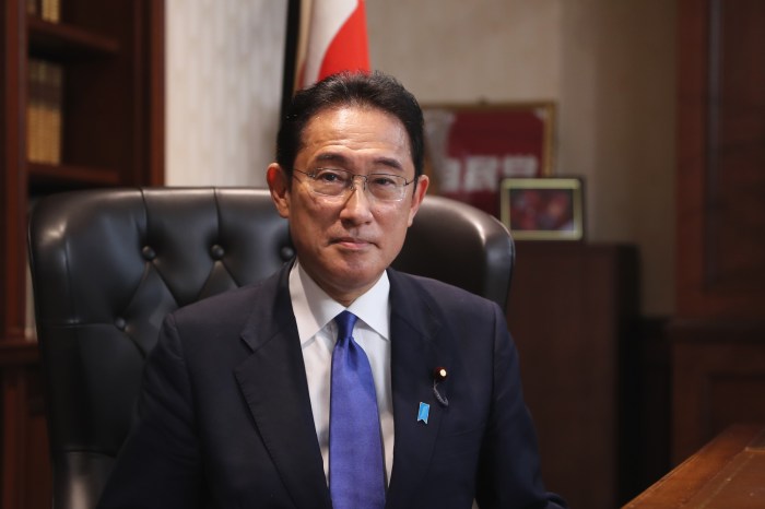 chatgpt identifico erroneamente primer ministro japon fumio kishida poses photograph
