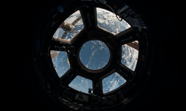 cosmonauta arroja pedazo basura de la iss abismo nasa cphnknrwxps unsplash