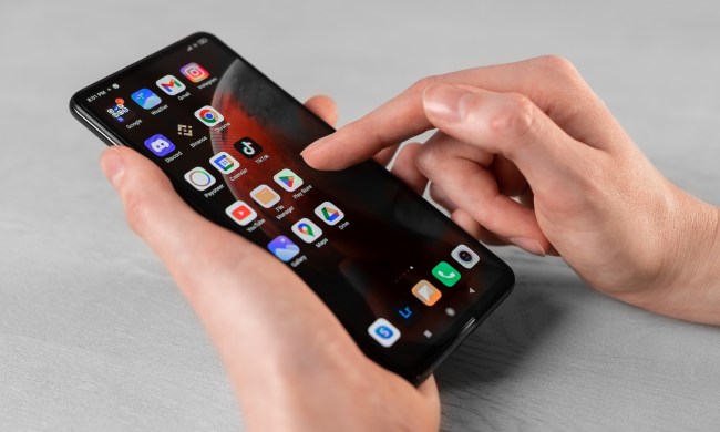 Persona manipulando un teléfono Android – Cómo cerrar aplicaciones en segundo plano en Android.
