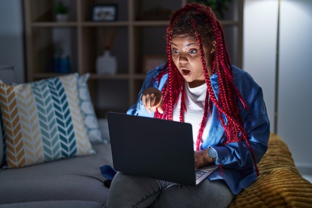 Mujer negra sorprendida de lo que ve en la pantalla de su laptop – Cómo grabar la pantalla de tu PC paso a paso.