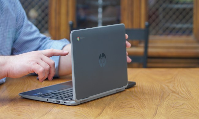Persona usando una Chromebook HP –