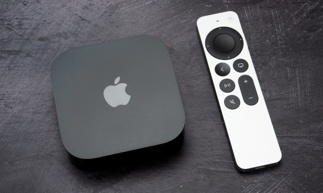 Dispositivo Apple TV 4K con su control remoto – Los mejores dispositivos para streaming del mercado.