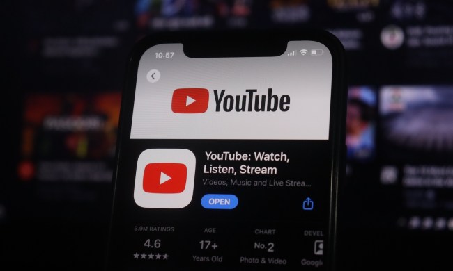 iPhone con la aplicación de YouTube descargada y lista para abrir – Cómo escuchar YouTube de fondo con otra aplicación abierta.