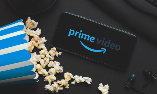 Paquete volteado de popcorn junto con un celular con el logo de Prime Video en su pantalla – Cómo descargar películas de Amazon Prime Video.