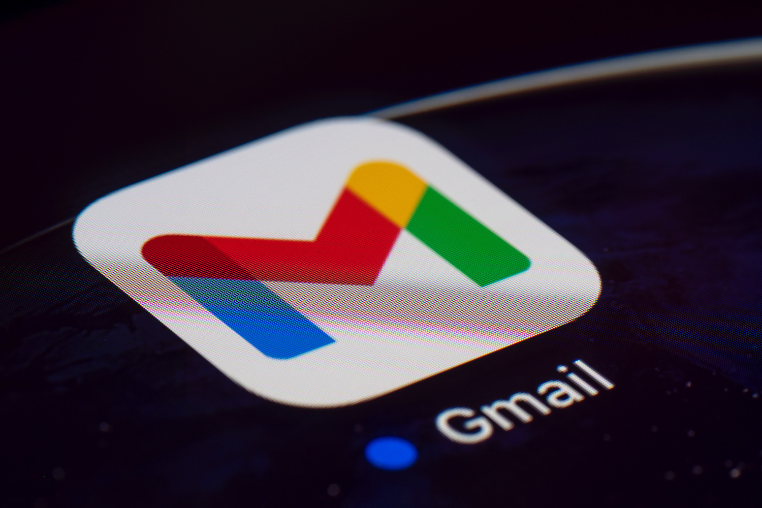 Pantalla de celular con el icono de Gmail – Cómo encontrar correos archivados en tu cuenta de Gmail.