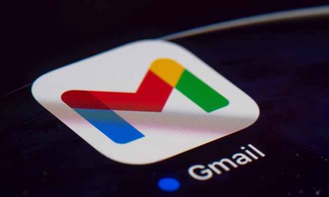 Pantalla de celular con el icono de Gmail – Cómo encontrar correos archivados en tu cuenta de Gmail.