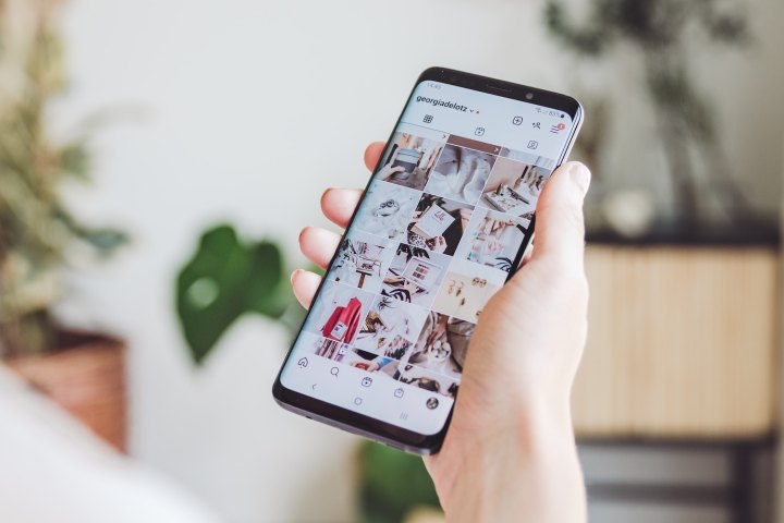 Persona con un celular y Instagram – Cómo desbloquear a alguien en Instagram en unos breves pasos