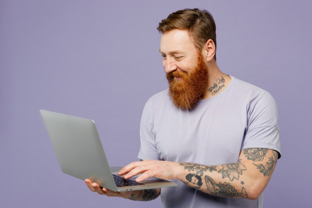 Hipster con una laptop – Las mejores marcas de laptops que puedes comprar en 2023.