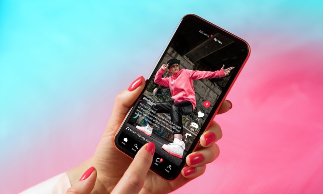Video de una niña bailando en un celular – Como poner un video como fondo de pantalla en iPhone y Android.