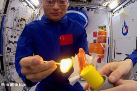 Qué pasa cuando un astronauta chino prende un fósforo en el espacio